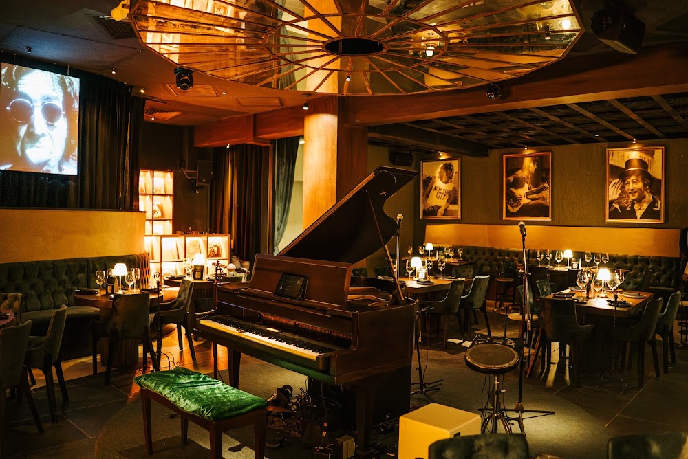 Lennon Acoustic Piano Bar