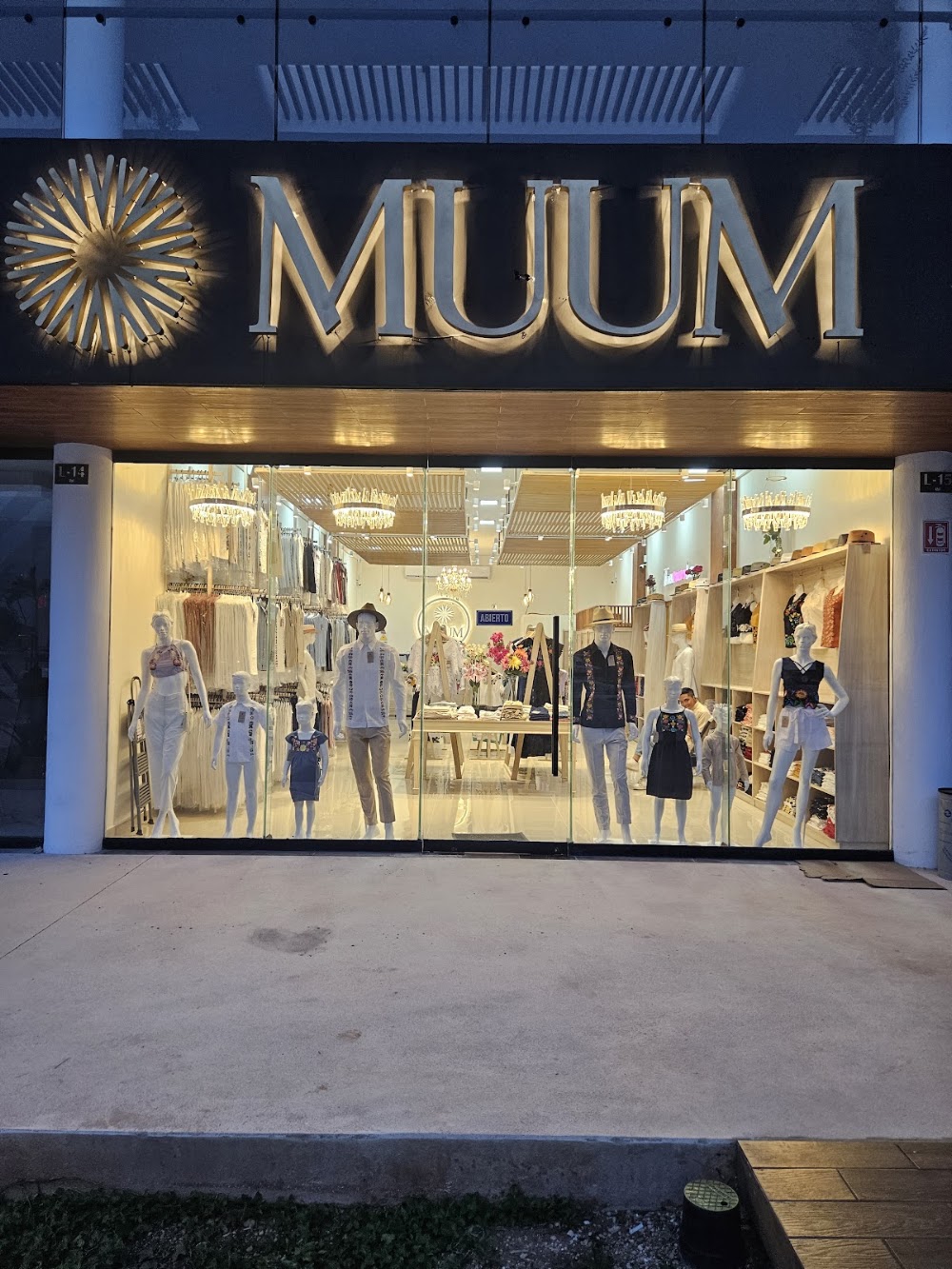 MUUM GUAYABERAS.