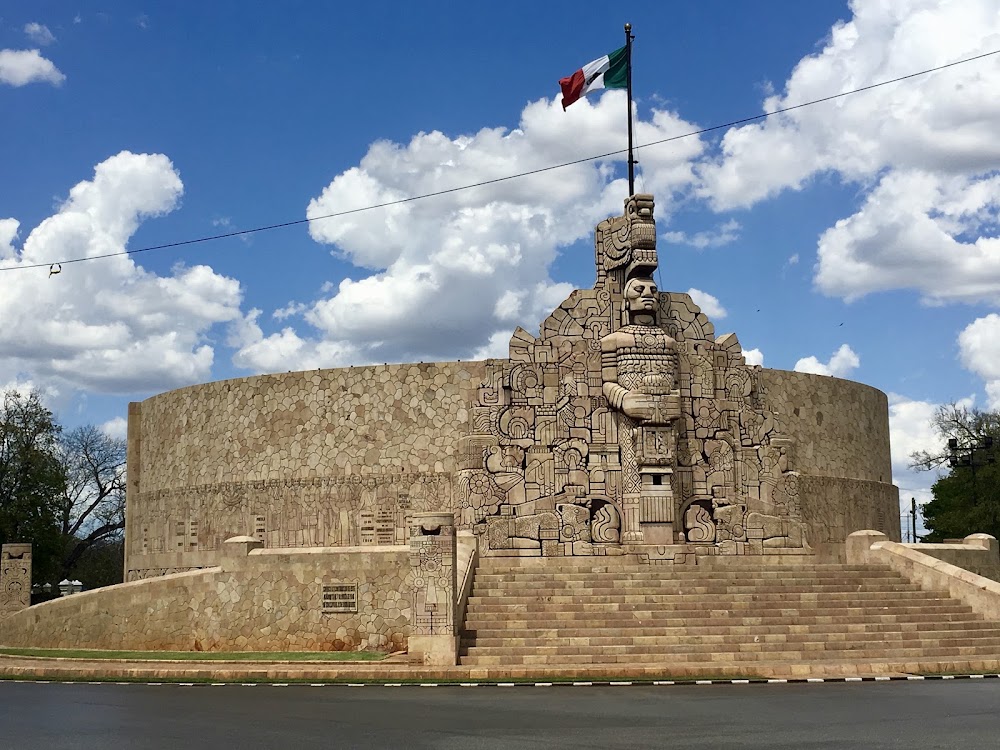 Paseo de Montejo. "Xíimbal Nachi Cocom"