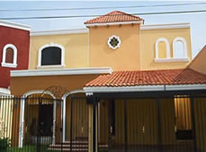 Casa en renta de 2 plantas con 3 habitaciones y alberca en Residencial Montecristo de Mérida. Más información →