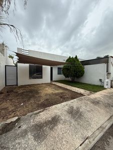 Casa en renta de una planta frente a área verde en Las Americas II, Mérida