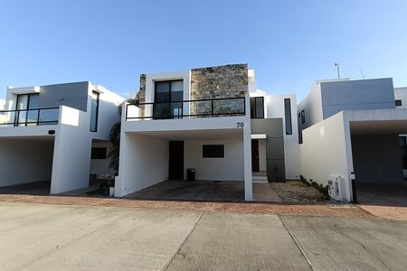 Residencia en Renta Privada Fontana Mérida | Alberca y Amenidades Premium